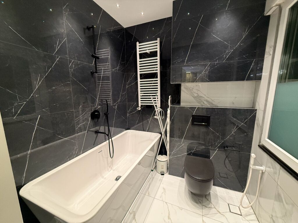 APARTAMENT LUKSOZ 2+1+2 ME QIRA BUZE RRUGES KRYESORE- LIQENIT TE THATE, TIRANE!