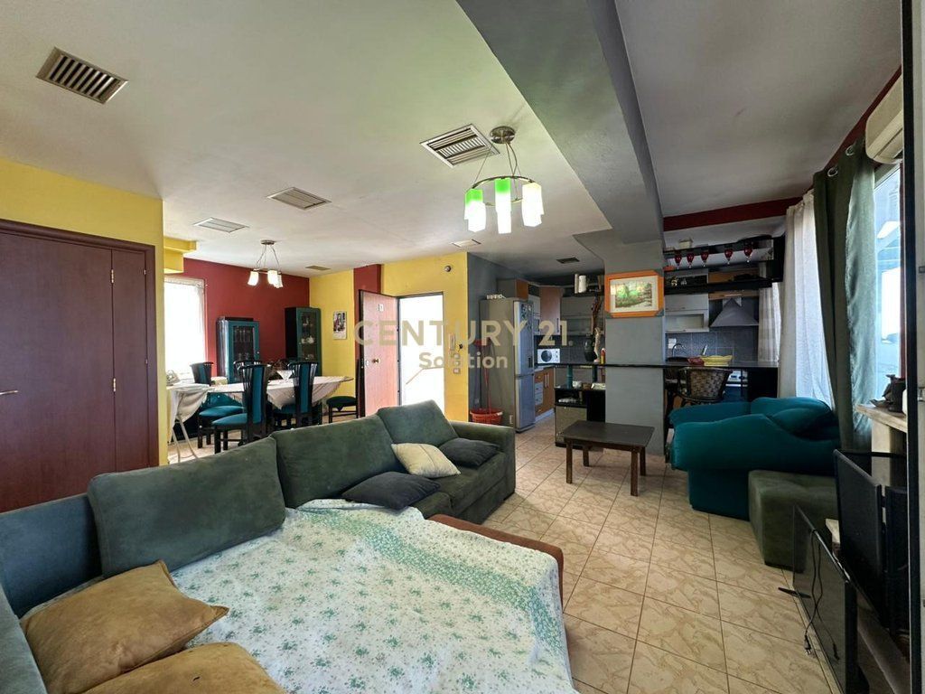 Duplex in vendita a Kodra e Diellit 1