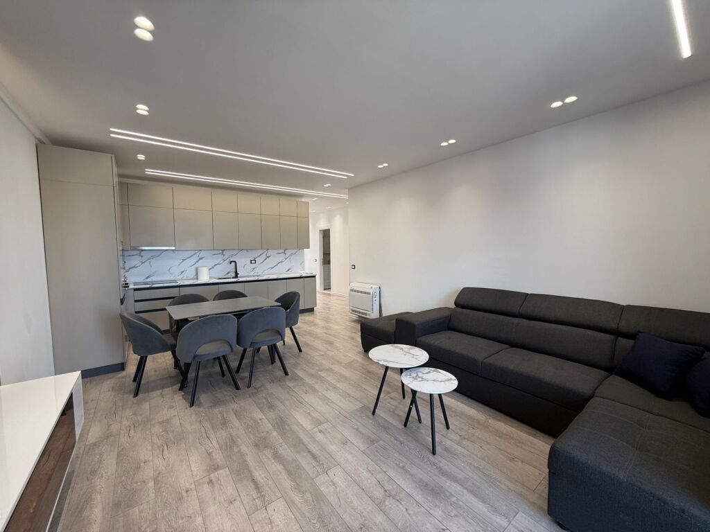 APARTAMENT 2+1+2 NE QIRA, BULEVARDI I RI, TIRANE!