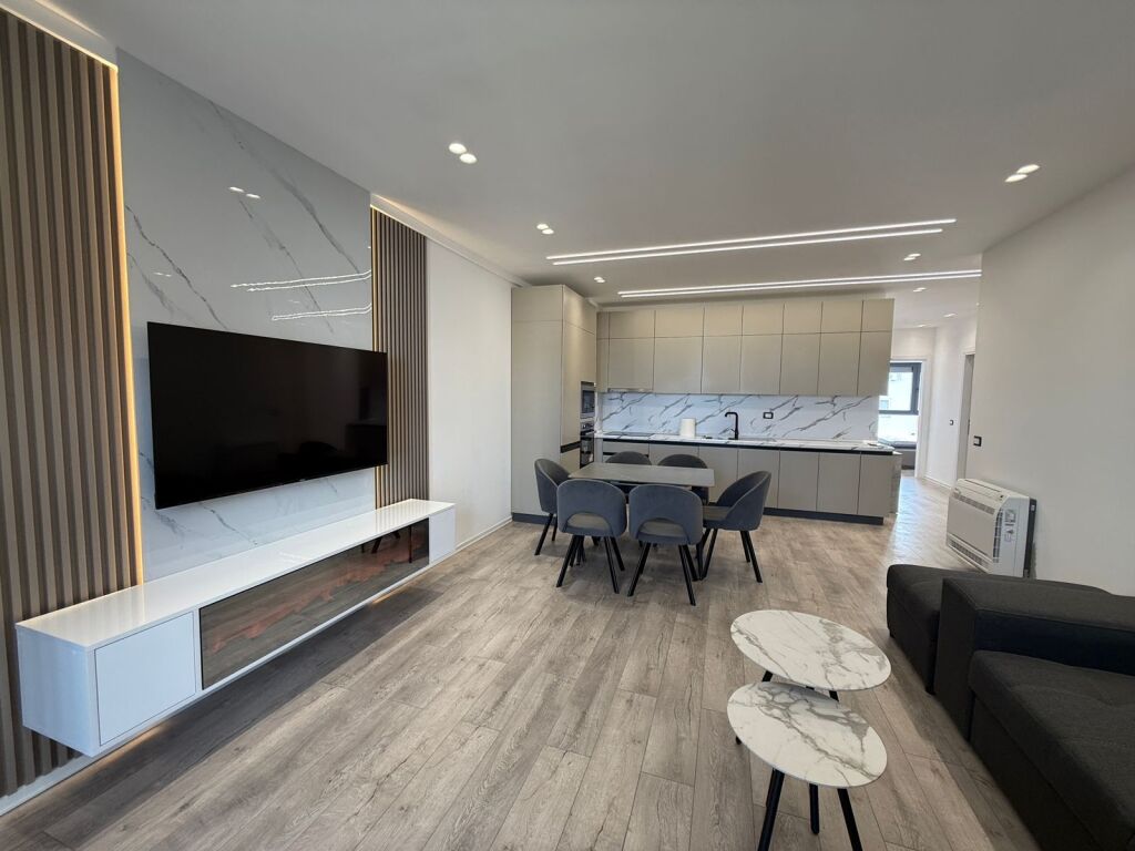 APARTAMENT 2+1+2 NE QIRA, BULEVARDI I RI, TIRANE!