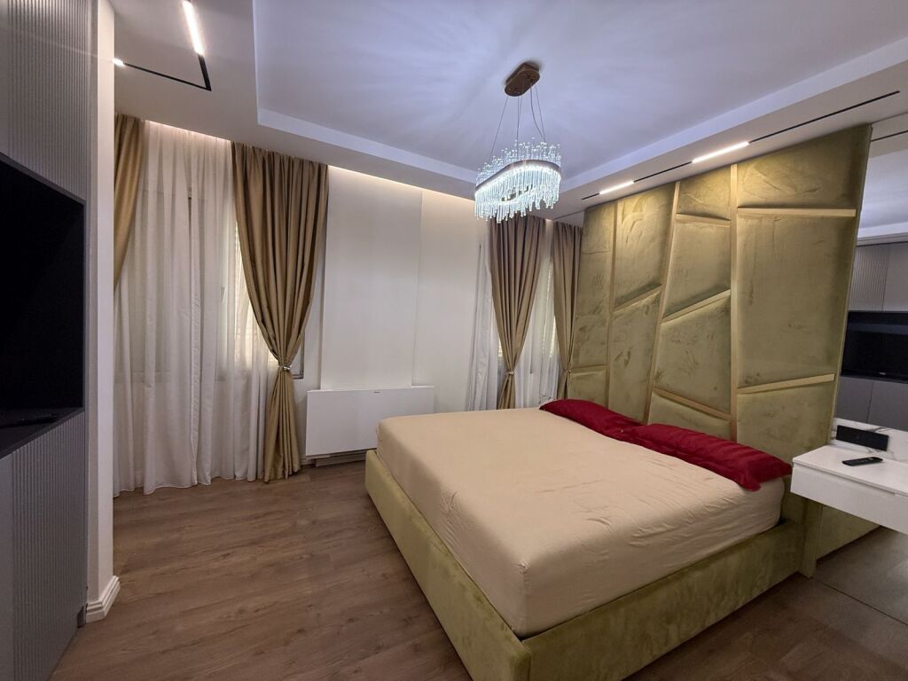 APARTAMENT LUKSOZ 2+1+2 ME QIRA BUZE RRUGES KRYESORE- LIQENIT TE THATE, TIRANE!