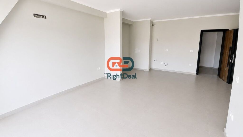 Cmim Okazion !! Tek Ish-Tregu Elektrik, Shitet Apartament 2+1+2, Me Orientim Perfekt !!