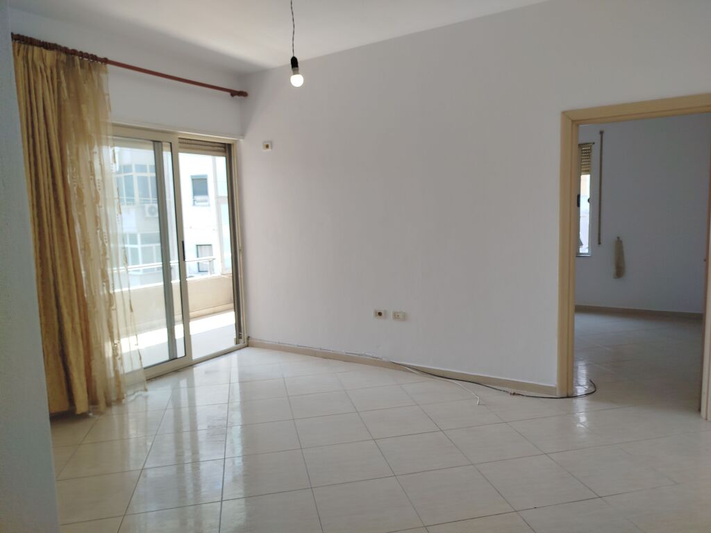APARTAMENT NË SHITJE PALLATI PËRBALLË RESTORANT FRESKU