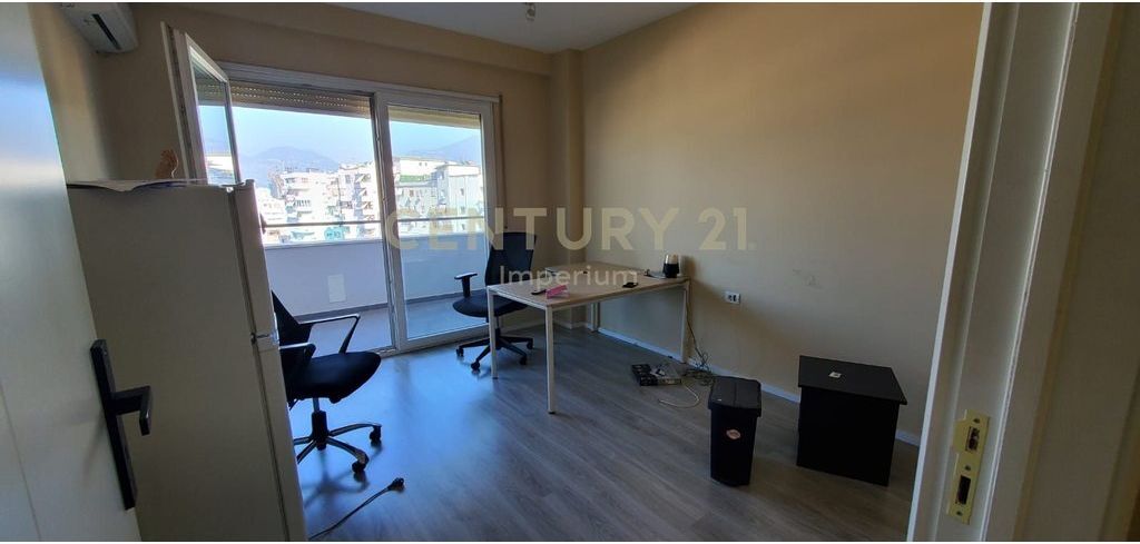 Apartament për Zyra me Qira në Komunën e Parisit – 4 Ambiente Pune!