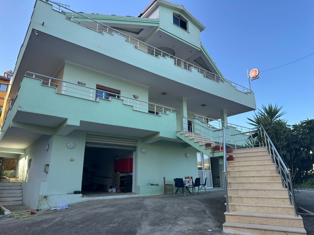 3 floor villa for rent Old Sauk