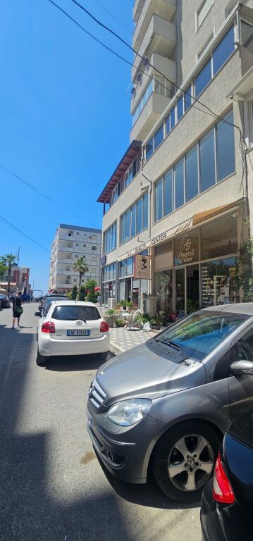SHITET DYQAN  ( Ambjent Komercial ) PLAZH RR. KUQE