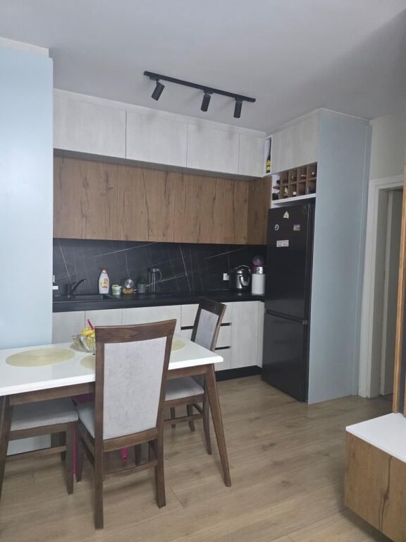 AFFITTASI APPARTAMENTO 2+1 AL PALAZZO CON FRECCIA