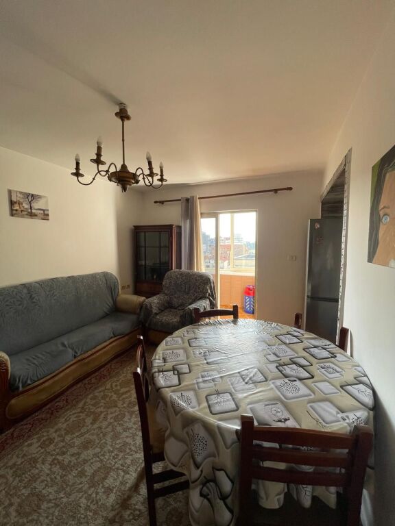 🏢Via Siri Kodra, vicino al Dispensario, si affitta appartamento 2+1, arredato. 60.000 Leke