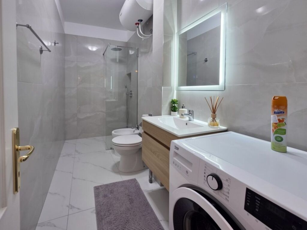 2 VENDE PARKIMI + Qira 2+1 - 9-katëshet - Więcej