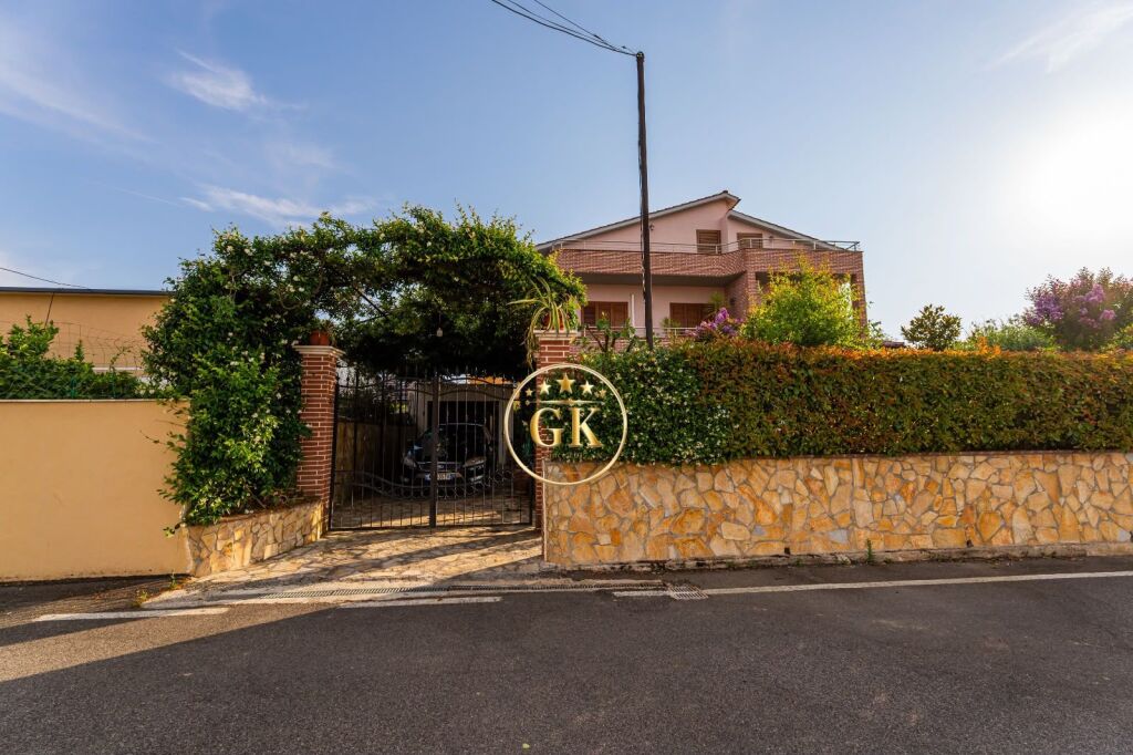 🏢✨ 3-STORY VILLA FOR SALE IN SHIJAK AREA ✨🏢