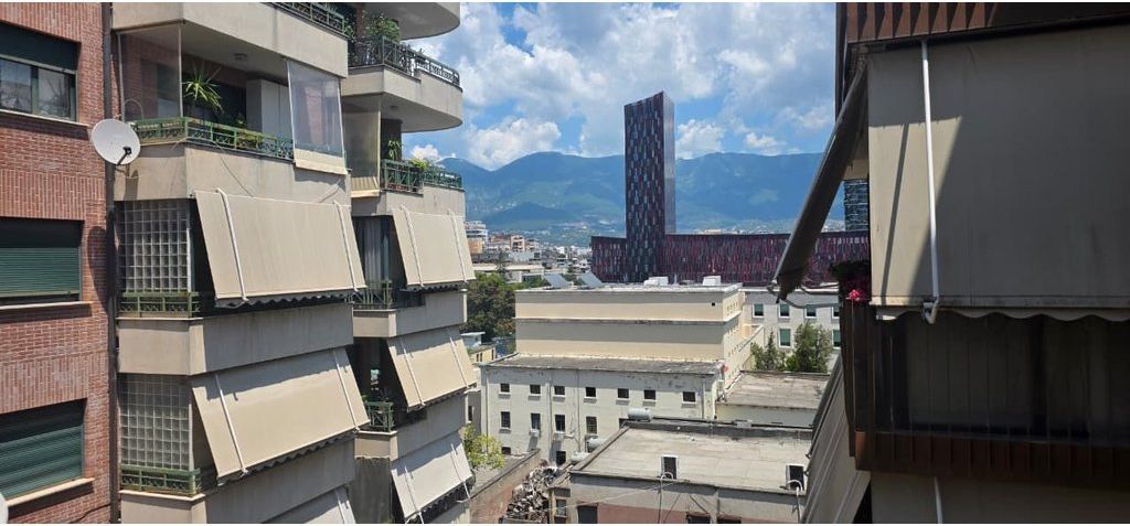 AFFITTASI APPARTAMENTO 2+1+2 VICINO ALLA GUARDIA DELLA REPUBBLICA – POSIZIONE ELITARIA A TIRANA! 1.200 € /Mese