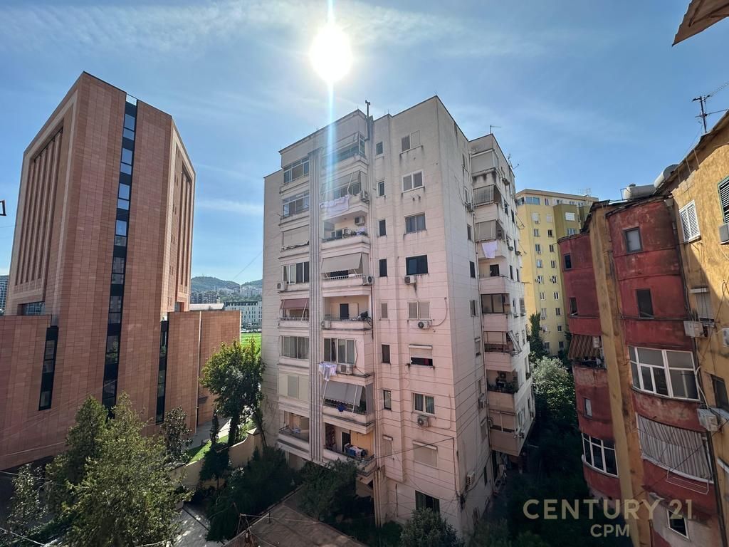 PRANE RRUGES SE KOSOVAREVE JAPIM ME QIRA APARTAMENT 2+1+2