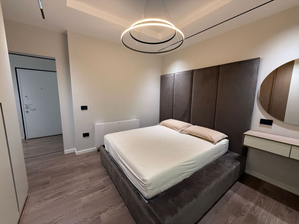 APARTAMENT LUKSOZ 2+1+2 ME QIRA BUZE RRUGES KRYESORE- LIQENIT TE THATE, TIRANE!