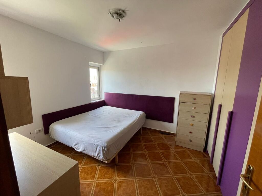 🏢Via Siri Kodra, vicino al Dispensario, si affitta appartamento 2+1, arredato. 60.000 Leke