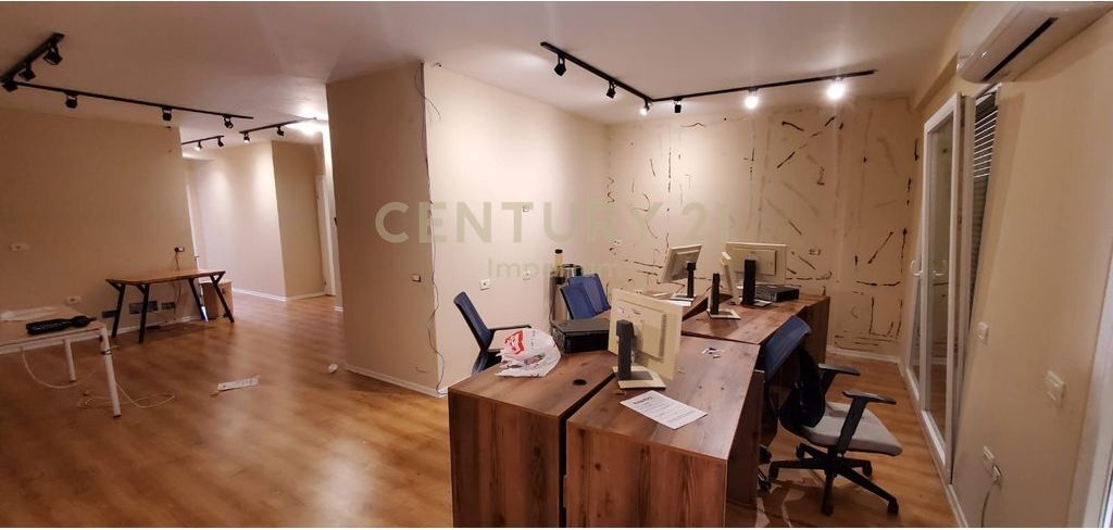 Apartament për Zyra me Qira në Komunën e Parisit – 4 Ambiente Pune!