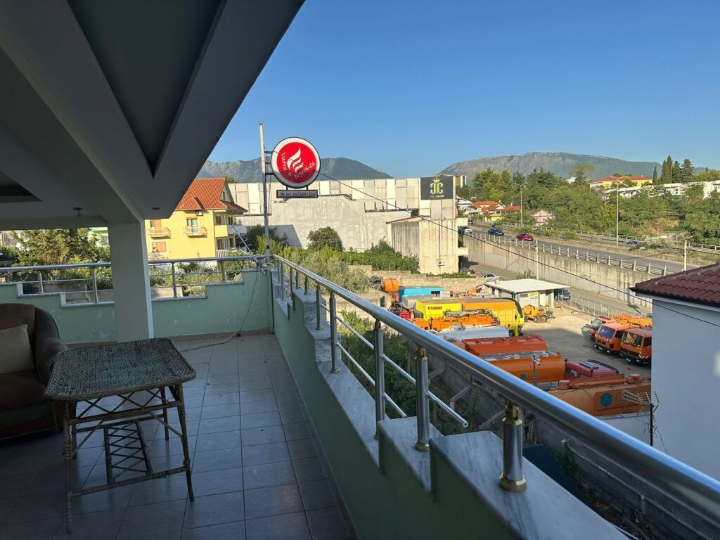 3 floor villa for rent Old Sauk