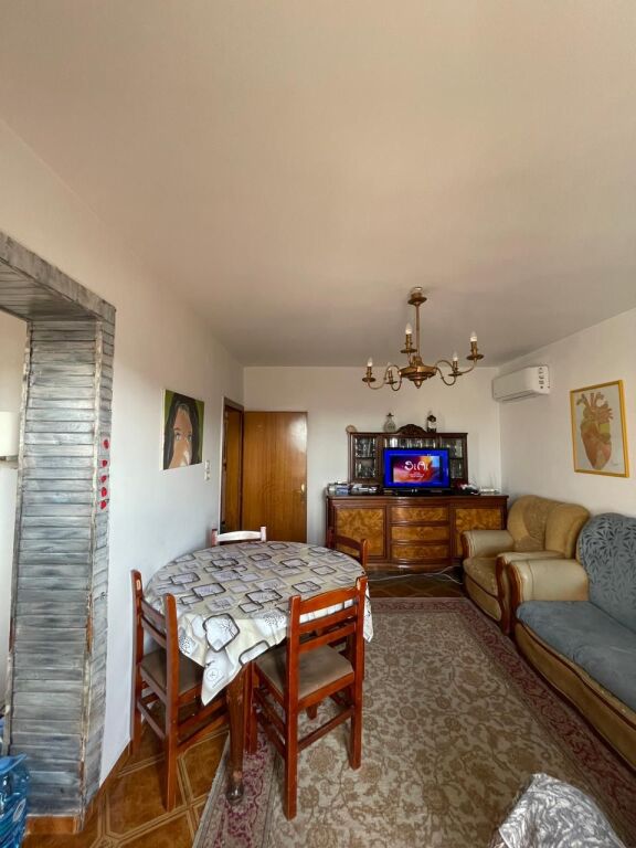 🏢Via Siri Kodra, vicino al Dispensario, si affitta appartamento 2+1, arredato. 60.000 Leke