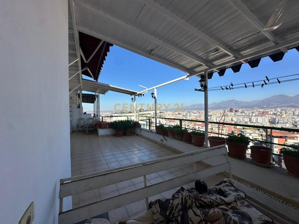 Duplex in vendita a Kodra e Diellit 1