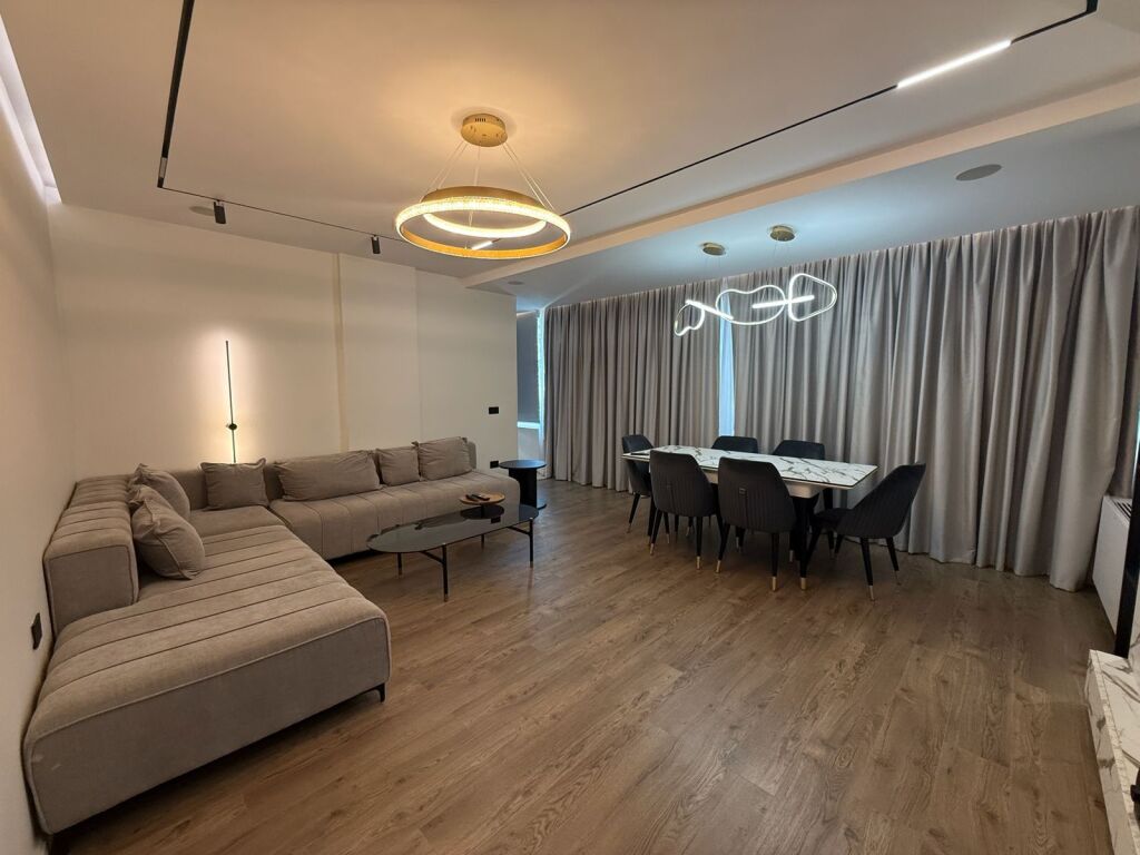 APARTAMENT LUKSOZ 2+1+2 ME QIRA BUZE RRUGES KRYESORE- LIQENIT TE THATE, TIRANE!