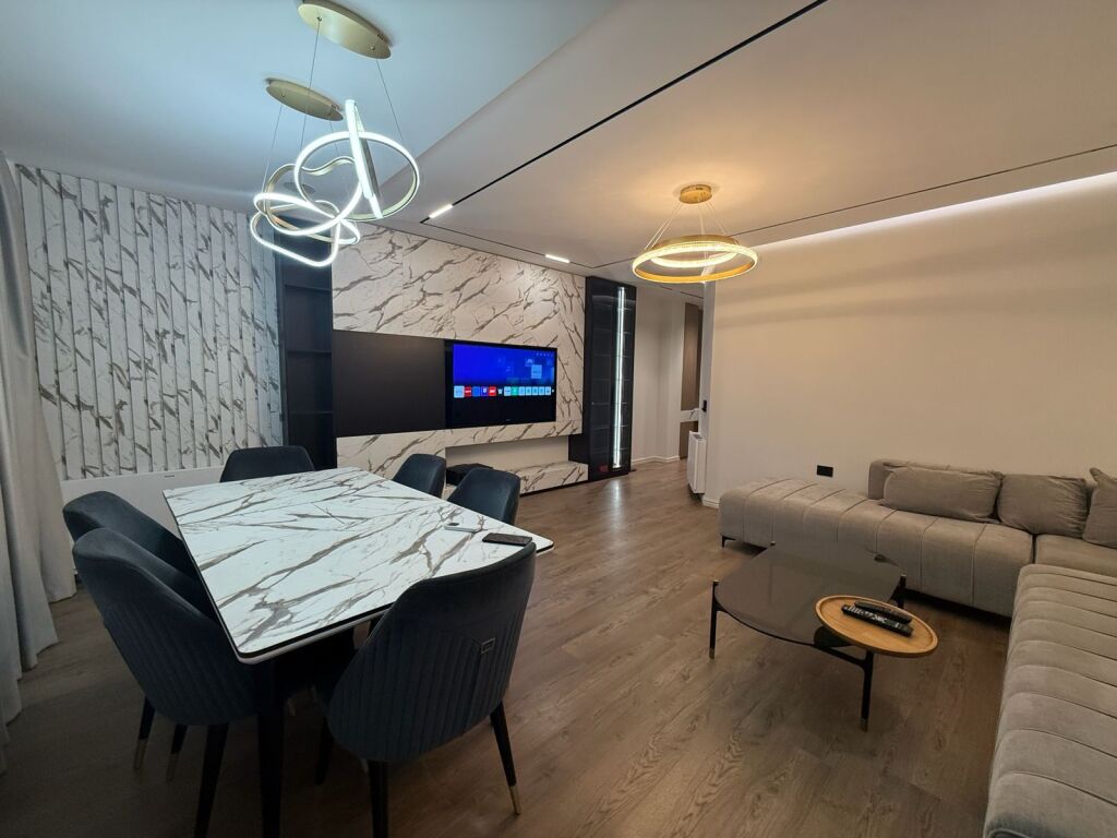 APARTAMENT LUKSOZ 2+1+2 ME QIRA BUZE RRUGES KRYESORE- LIQENIT TE THATE, TIRANE!