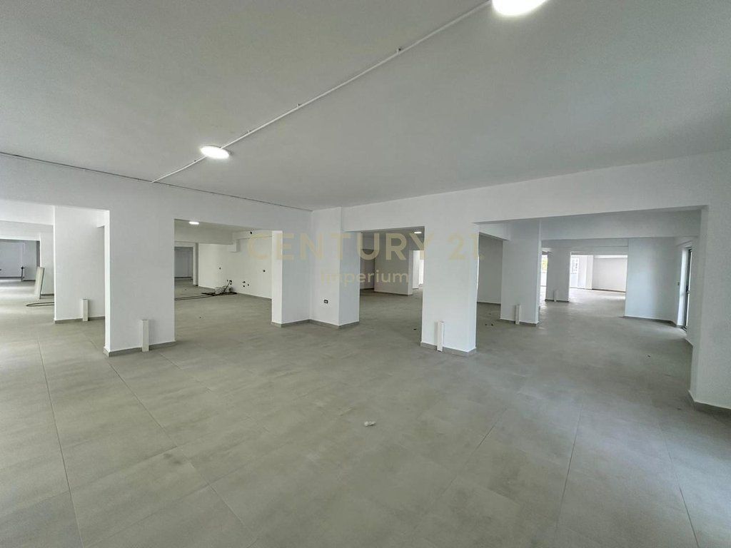 Ambient Komercial 950 m² me Qira në Rrugën Dritan Hoxha – Open Space!