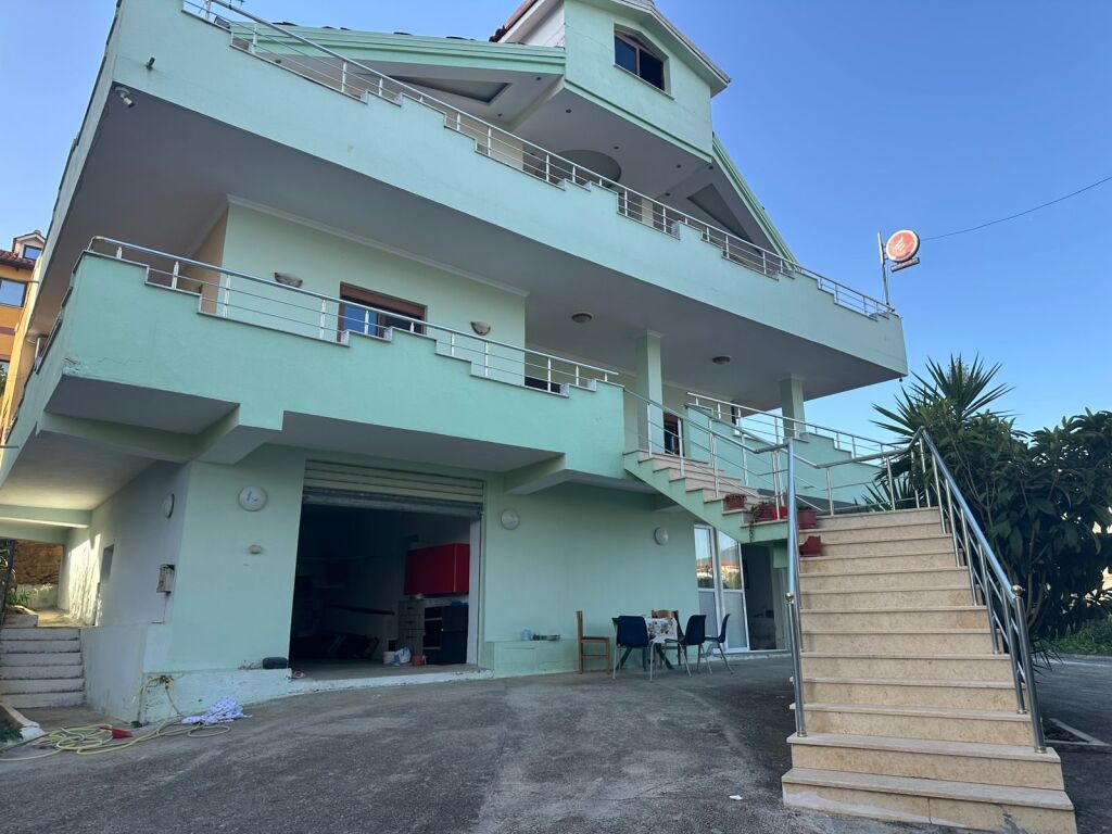 3 floor villa for rent Old Sauk