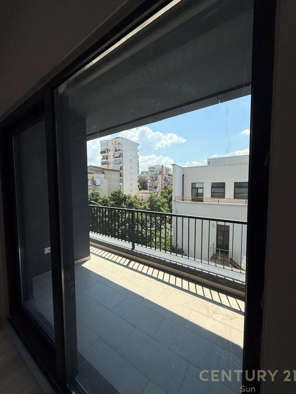 AFFITTASI APPARTAMENTO PER UFFICIO 3+1+2+2 POSTI AUTO IN VIA BARRIKADAVE !