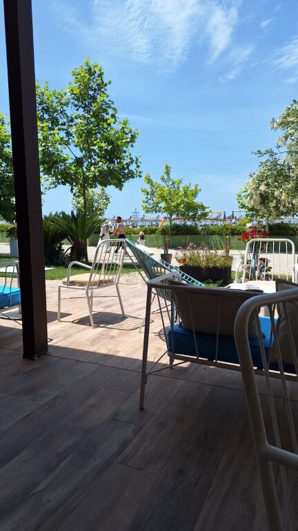 JEPET ME QERA AP.2+1 KOMPLEKSI LURA 3 ,GJIRI I LALZIT,DURRES