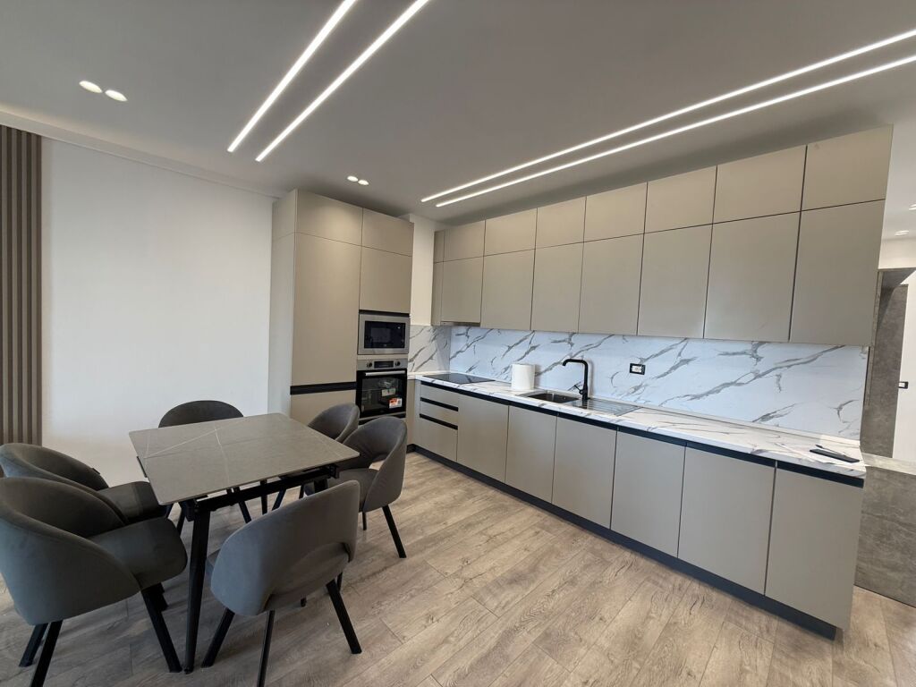 APARTAMENT 2+1+2 NE QIRA, BULEVARDI I RI, TIRANE!