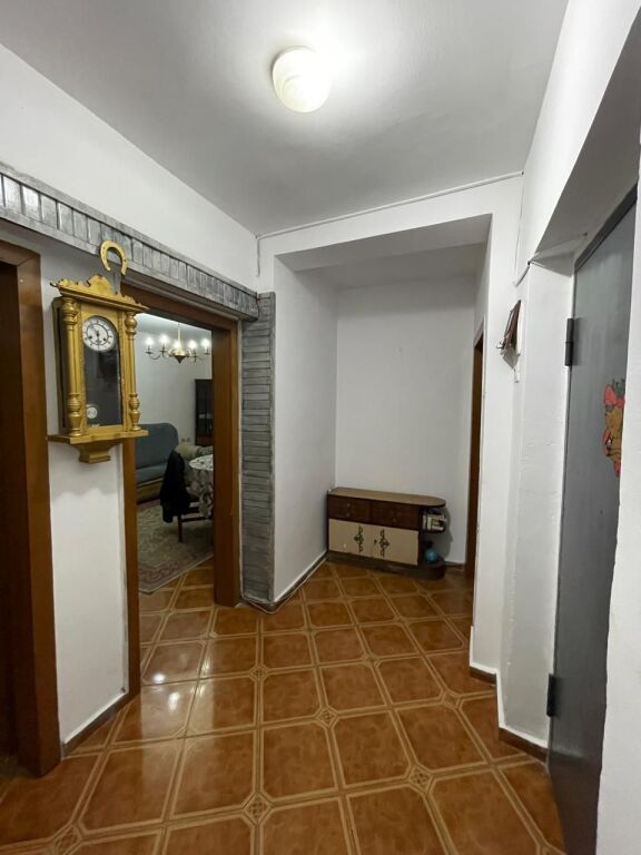 🏢Via Siri Kodra, vicino al Dispensario, si affitta appartamento 2+1, arredato. 60.000 Leke