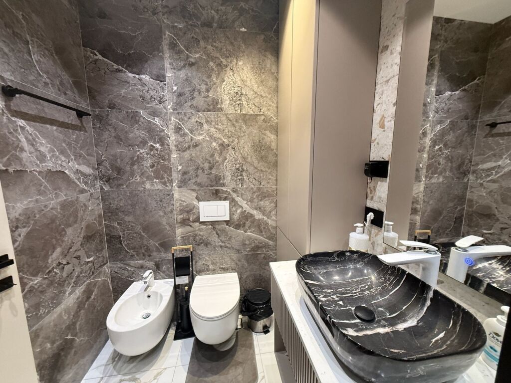 APARTAMENT LUKSOZ 2+1+2 ME QIRA BUZE RRUGES KRYESORE- LIQENIT TE THATE, TIRANE!