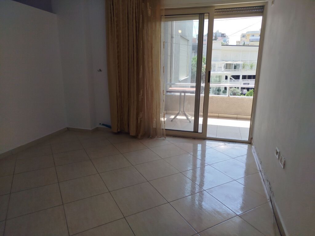 APARTAMENT NË SHITJE PALLATI PËRBALLË RESTORANT FRESKU