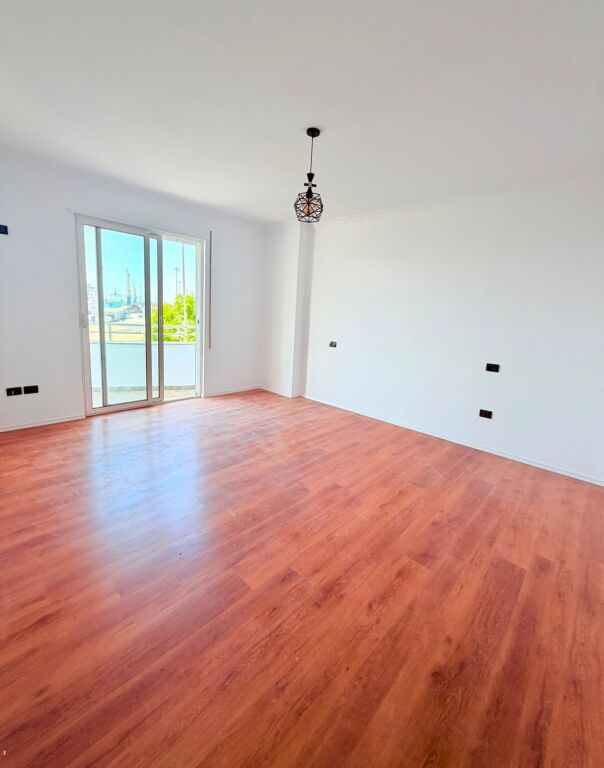 SHITET APARTAMENT 3+1+2 RRUGA E RE E PORTIT, DURRES