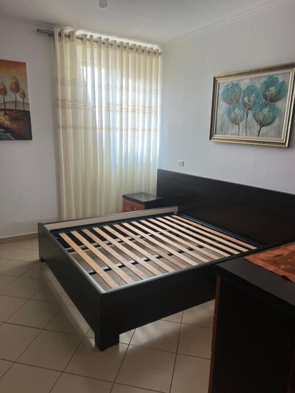 🏢Ish Parku i Autobuzave,prane Restorant Kledi jepet me qera apartament 1+1,i mobiluar.60,000Leke