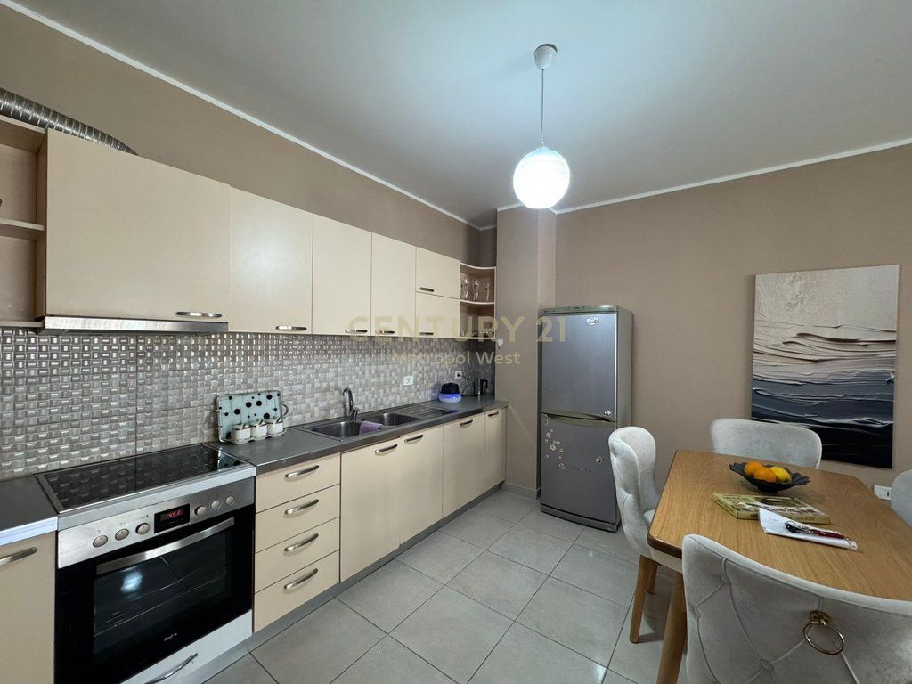 Restorant Durrësi, apartament 2+1+2 me qera 600 € /Muaj