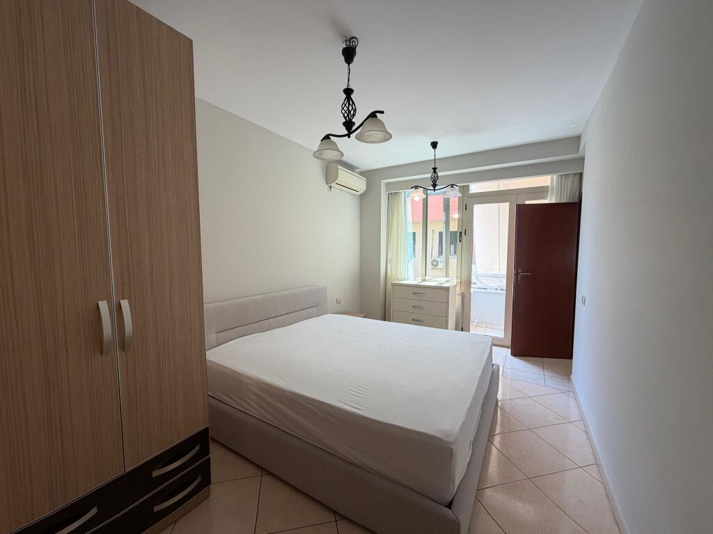 JEPET PËR QIRA, APARTAMENT 2+1+2, TEK PAVAROTI "PAMJE LIQENI"