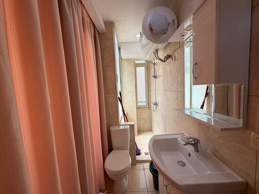 JEPET PËR QIRA, APARTAMENT 2+1+2, TEK PAVAROTI "PAMJE LIQENI"