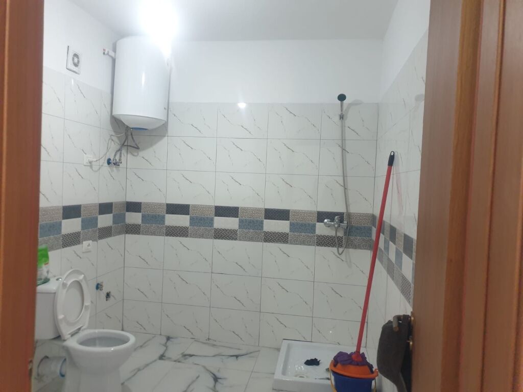 Apartament 3+1+2 Bosh per qera Kombinat !