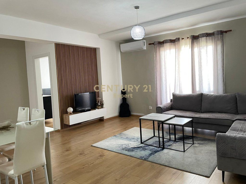 JAPIM ME QIRA APARTAMENT 2+1 TEK RRUGA DRITAN HOXHA AFER ZOGUT TE ZI!