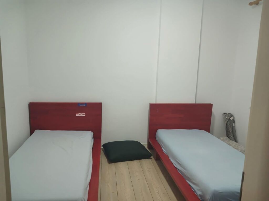 Jepet me qera Apartamenti 2+1 , Fresk prane Fizikes Berthamore rruga Shefqet Kuka 550 mije leke te vjetra