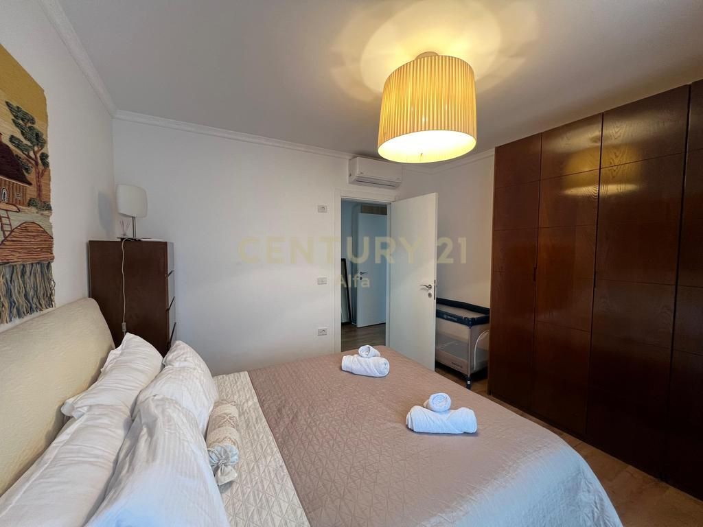 Apartament 1+1 per qira, modern dhe i mobiluar në qendër të Tiranës.