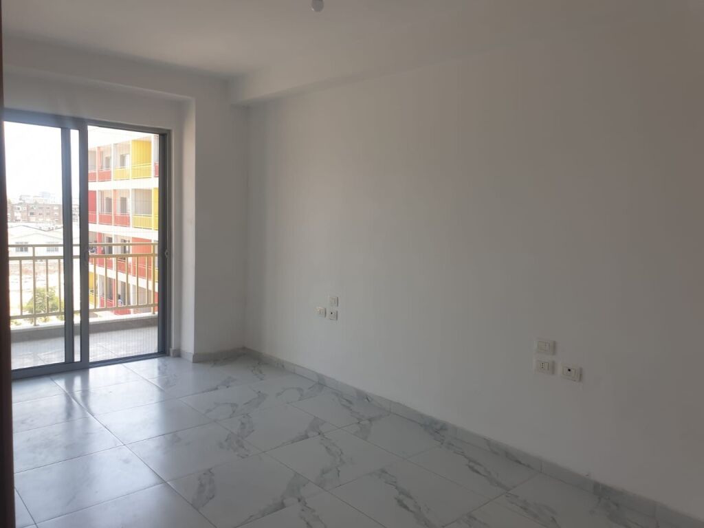 Apartament 3+1+2 Bosh per qera Kombinat !