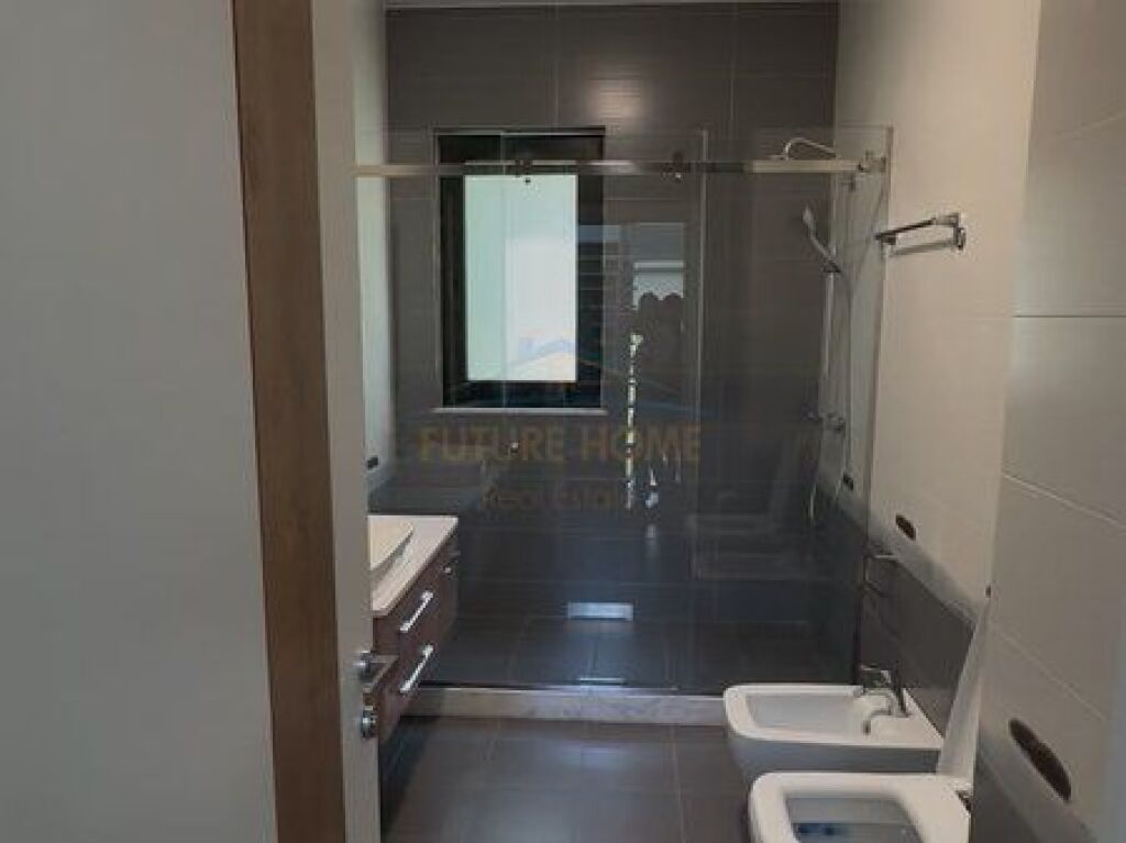 In vendita, Villa su 3 piani, Teg