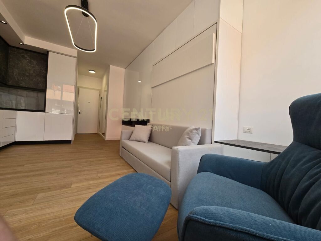 Mbikalimi i Komunes se Parisit. Apartament Studio Per Qera 450 € /Muaj