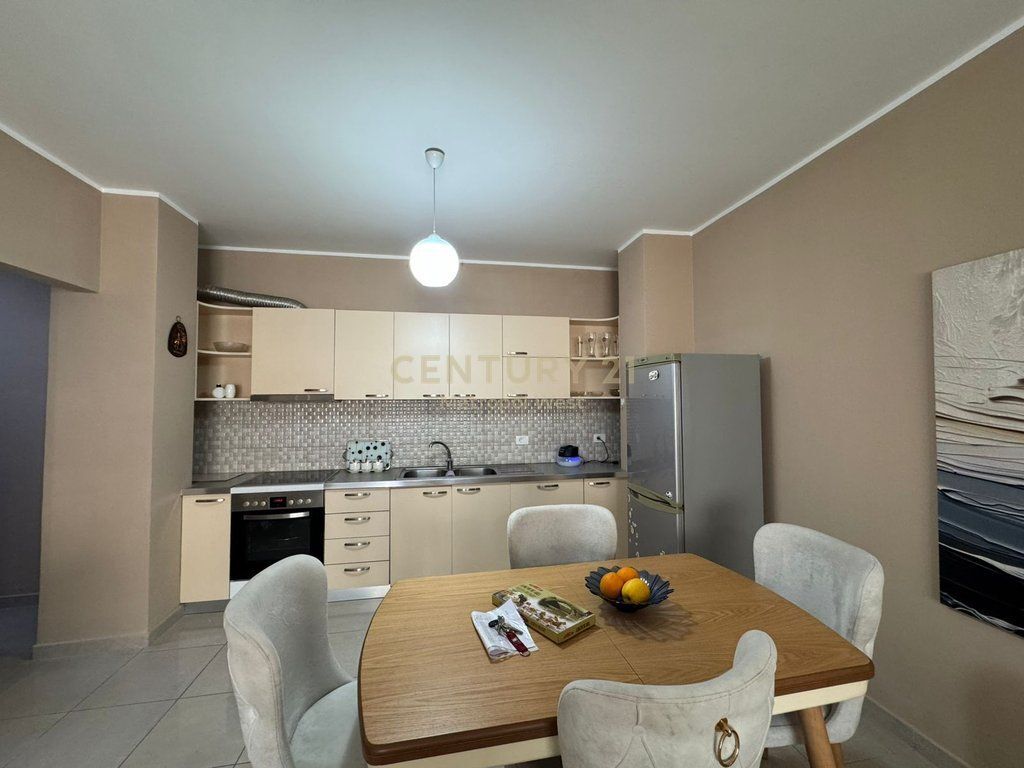 Restorant Durrësi, apartament 2+1+2 me qera 600 € /Muaj