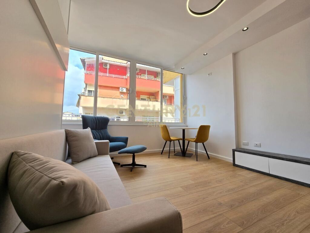 Mbikalimi i Komunes se Parisit. Apartament Studio Per Qera 450 € /Muaj