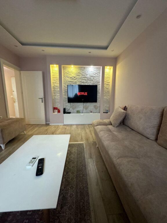 Jepet me qera Apartamenti 1+1 , 21 Dhjetori prane Hotel Mondial  600 mije leke te vjetra
