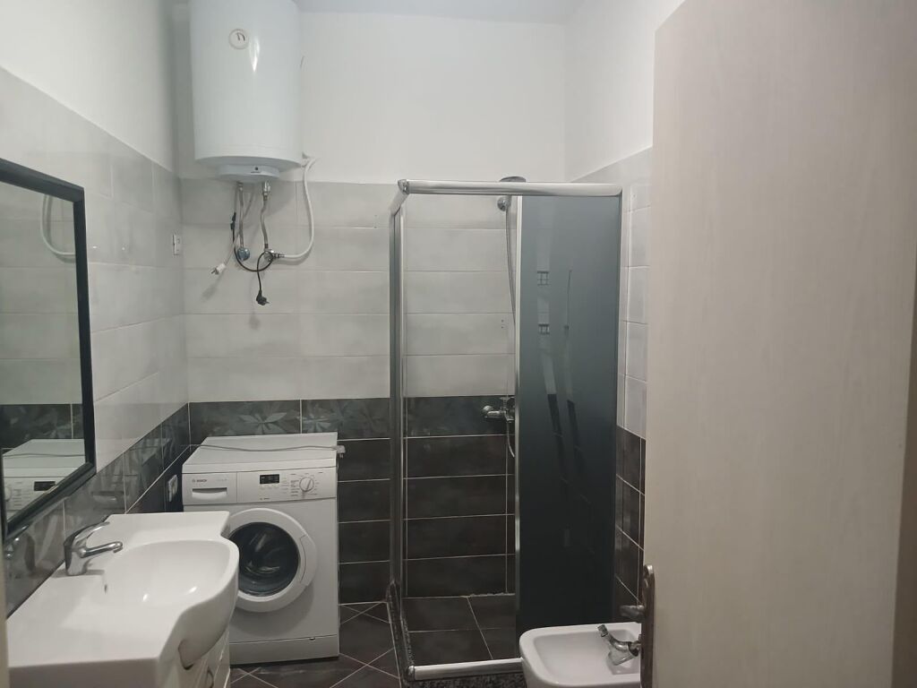 Jepet me qera Apartamenti 2+1 , Fresk prane Fizikes Berthamore rruga Shefqet Kuka 550 mije leke te vjetra