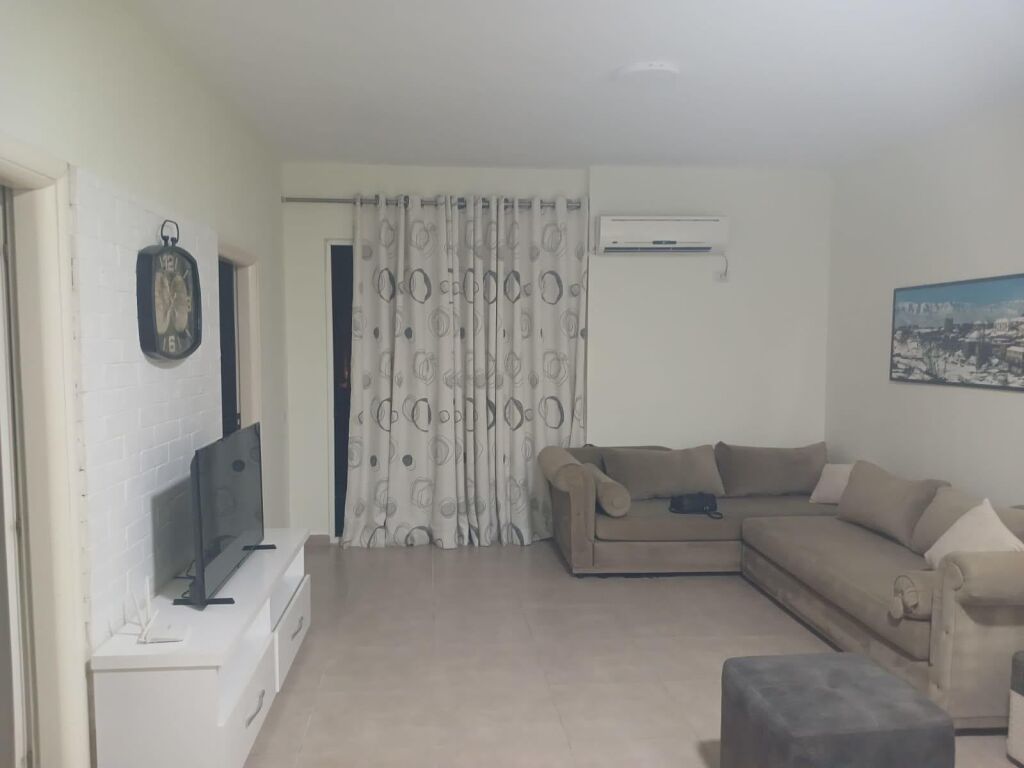 Jepet me qera Apartamenti 2+1 , Fresk prane Fizikes Berthamore rruga Shefqet Kuka 550 mije leke te vjetra