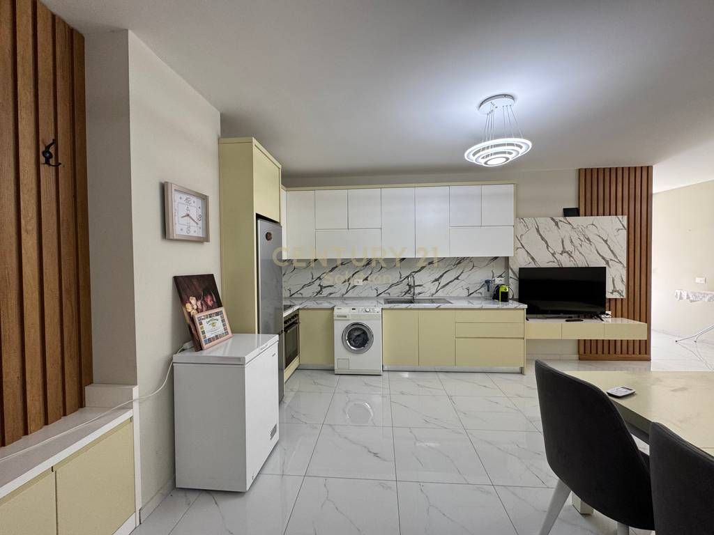 Japim me qira apartament 1+1 ne katin e pare te nje vile ne zonen e Rruges se Durresit!  Apartamenti eshte i sapo perfunduar dhe areduar si ne foto ne kushte shume te favorshme per nje jetes komode.  Sip. 50m2 e organizuar ne nje ambjent ndenje dhe kuzhin te perbashket, nje dhome gjumi dhe nje tualet (paballkon).  Tarife fikse per ujin me vlere 1000 leke dhe pa kosto administrimi.  Pershtatshme per nje ose dy persona.  Cmimi 55 000 leke/muaj  Per me shume informacion ose vizit ne prone me kontaktoni!